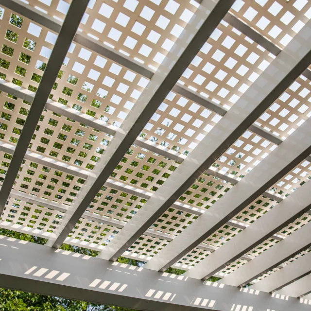 Cool breezes, blooming flowers, and the perfect shade—this deck has it all! 🌿☀️🌸
